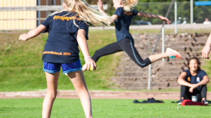 Ellinor Kastar Sig På Brännbollen