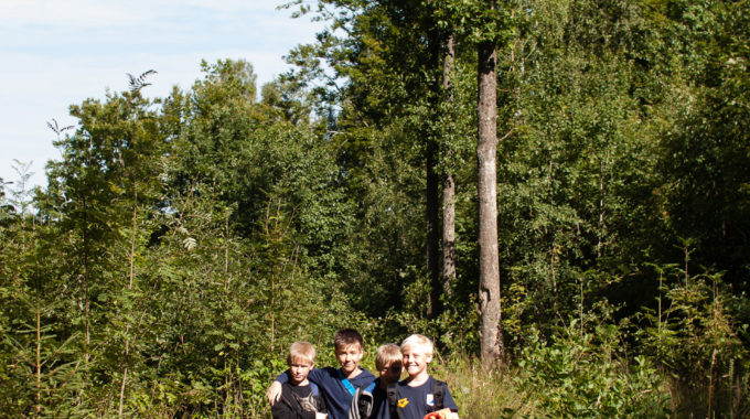 D-gruppskillarna Tog Genvägen Genom Skogen Hem Från Träningen