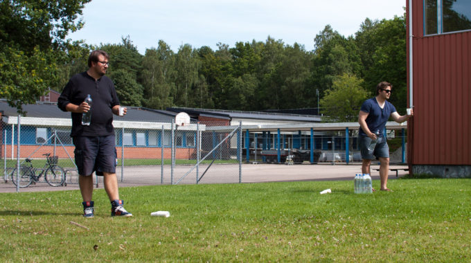 Manne Och Dag Sköter Utdelningen Av Bubbelvatten