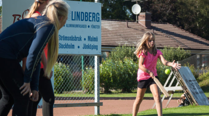 Meya Spelar Brännboll