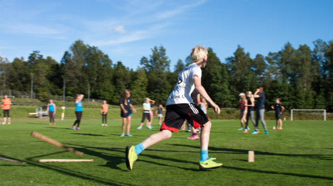 Måns Spelar Brännboll