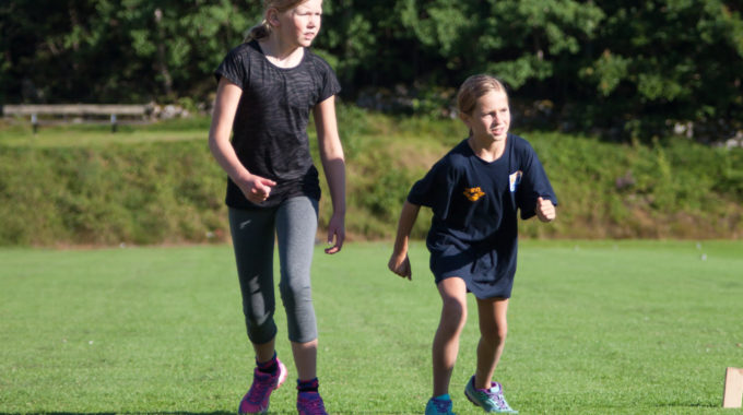 Olivia Och Saga Spelar Brännboll